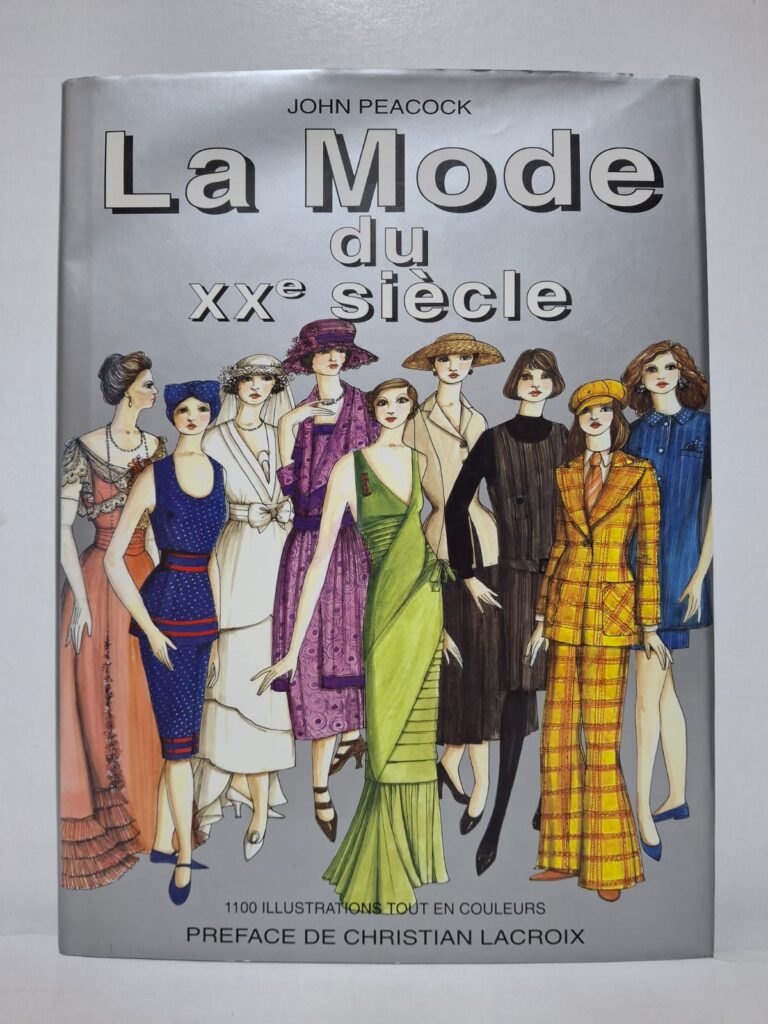 Cet ouvrage retrace l’évolution de la mode au cours du XXᵉ siècle. Il présente les styles, les tendances et les créateurs qui ont marqué chaque époque. Les nombreuses illustrations en couleur montrent les changements des vêtements et des accessoires. Le livre constitue une référence pour comprendre l’histoire de la mode moderne.