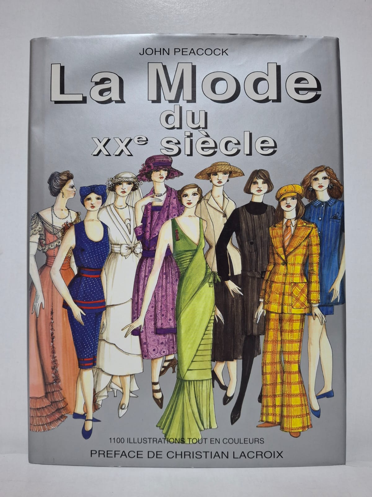 La Mode du XXe siècle&John Peacock Cet ouvrage retrace l’évolution de la mode au cours du XXᵉ siècle. Il présente les styles, les tendances et les créateurs qui ont marqué chaque époque. Les nombreuses illustrations en couleur montrent les changements des vêtements et des accessoires. Le livre constitue une référence pour comprendre l’histoire de la mode moderne.