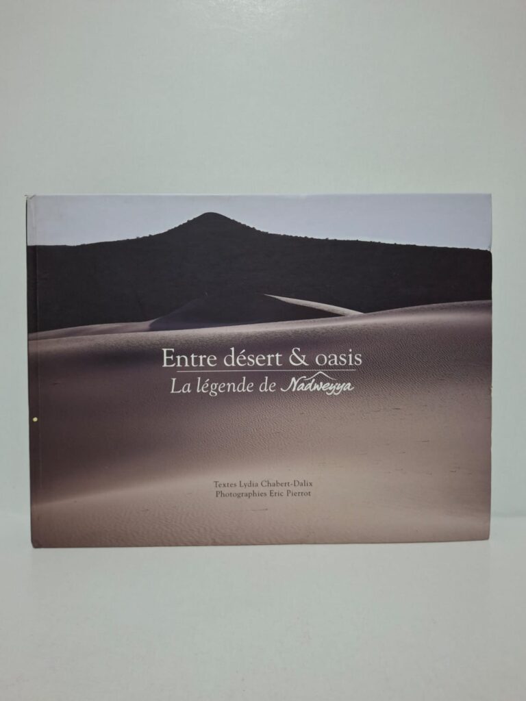 Cet ouvrage raconte la légende de Nadweyya dans un décor de désert et d’oasis. Le texte mêle récit, traditions et poésie pour faire découvrir un univers fascinant. Les photographies mettent en valeur la beauté des paysages désertiques et la vie des oasis. Le livre invite à un voyage culturel et imaginaire au cœur du désert.
