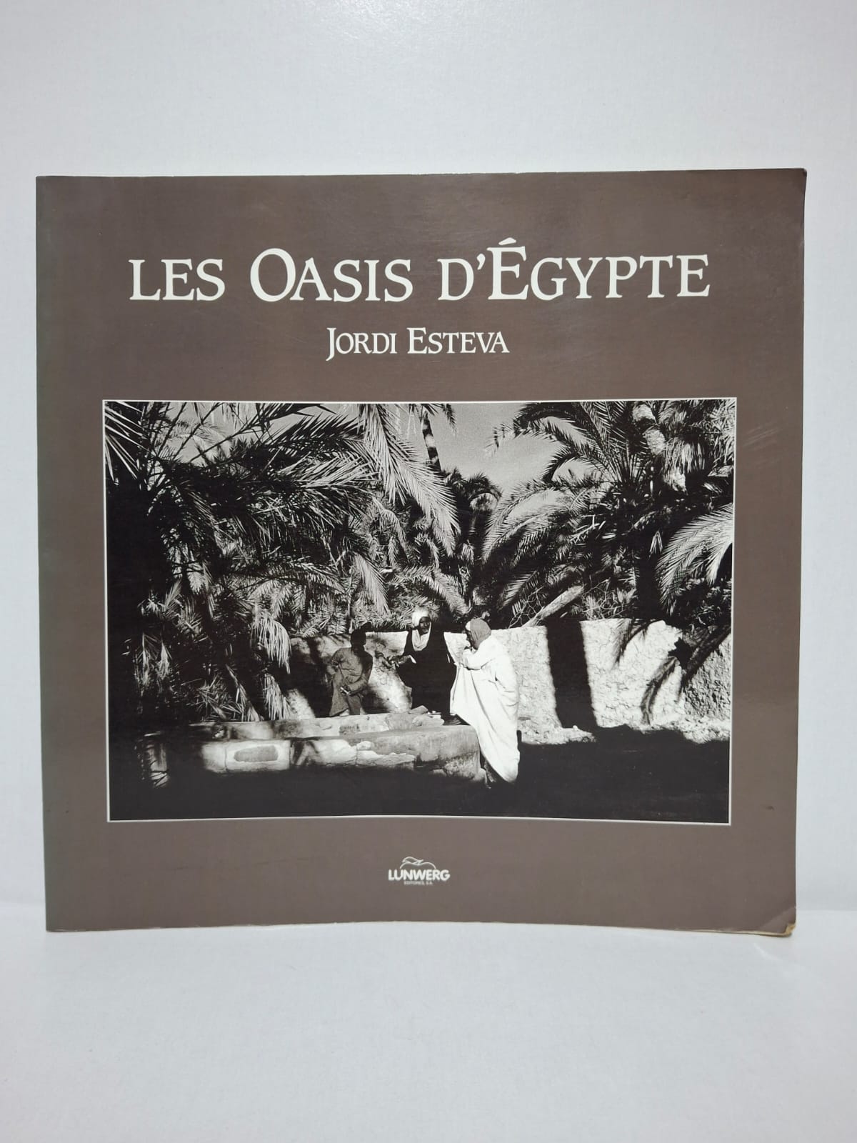 Les Oasis d’Égypte&Jordi Esteva Cet ouvrage explore les oasis d’Égypte et la vie de leurs habitants au cœur du désert. L’auteur présente les traditions, les coutumes et le patrimoine culturel de ces communautés. Les photographies mettent en valeur les paysages, les palmeraies et l’architecture locale. Le livre constitue un témoignage précieux sur un mode de vie étroitement lié à l’environnement désertique.