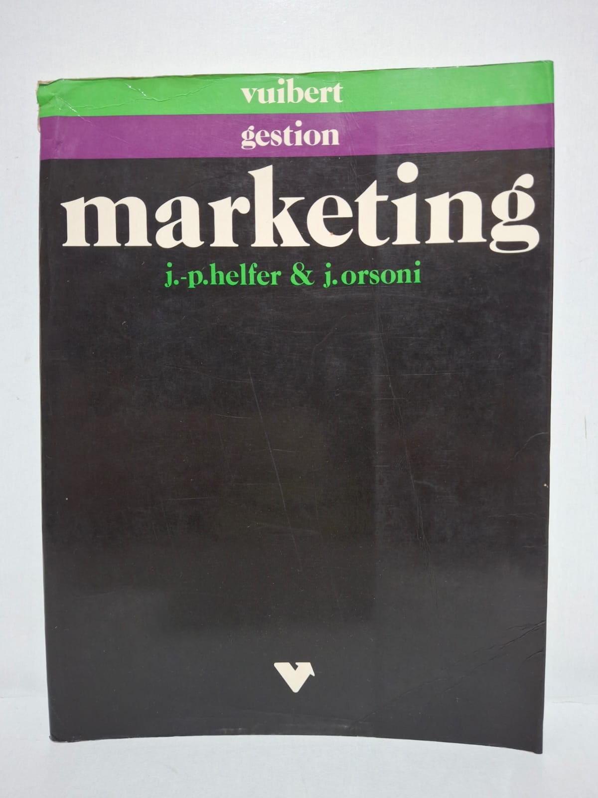 Marketing&J.-P. Helfer et J. Orsoni Les auteurs expliquent les concepts essentiels du marketing et son rôle dans l’entreprise. Ils décrivent les méthodes d’analyse du marché et du comportement des consommateurs. L’ouvrage présente les stratégies de produit, de prix, de distribution et de communication. Il montre comment le marketing aide les entreprises à satisfaire les besoins des clients et à atteindre leurs objectifs.