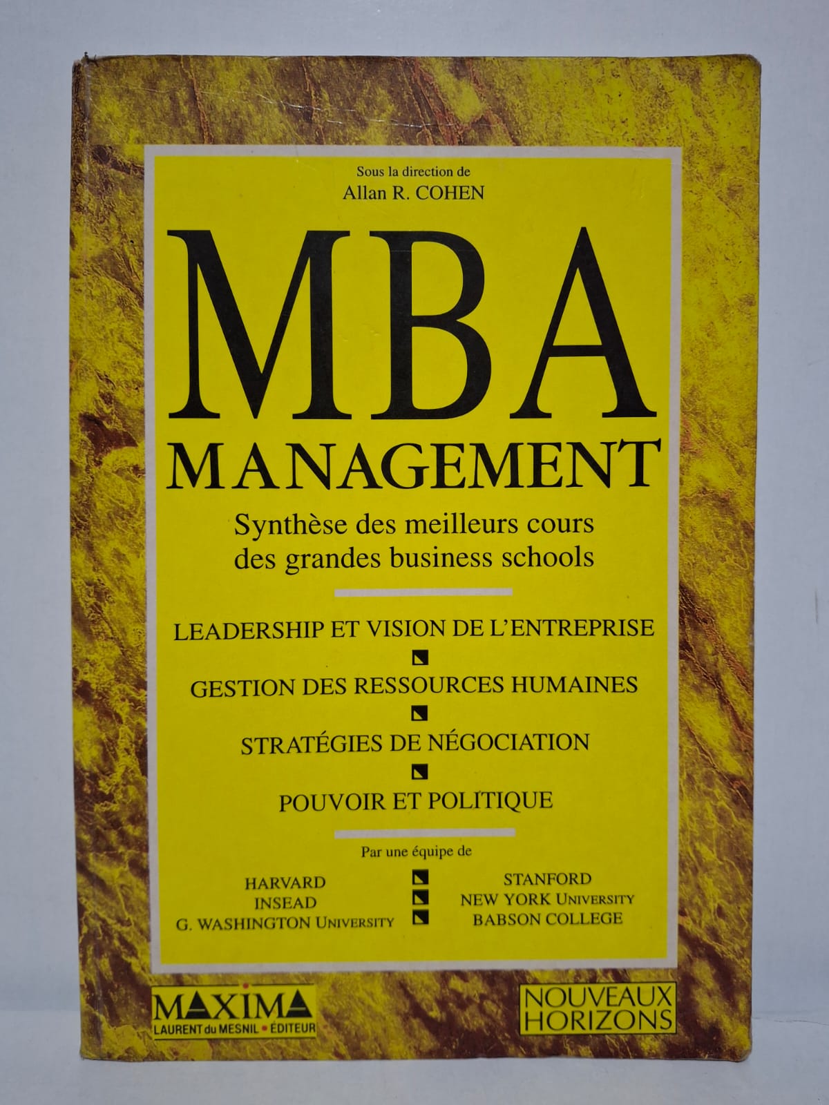 MBA Management : Synthèse des meilleurs cours des grandes business schools Le livre présente une synthèse des concepts fondamentaux du management moderne enseignés dans les grandes business schools. Il aborde des thèmes essentiels tels que le leadership, la gestion des ressources humaines, la négociation et la stratégie d’entreprise. Les contributions de spécialistes offrent une vision pratique et approfondie des défis managériaux. L’ouvrage constitue une référence utile pour les étudiants, les cadres et les dirigeants souhaitant renforcer leurs compétences en management.