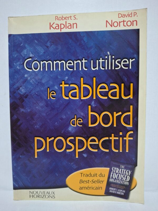 Cet ouvrage explique comment utiliser le tableau de bord prospectif (Balanced Scorecard) comme outil de pilotage stratégique. Les auteurs montrent comment traduire la vision et la stratégie d’une organisation en objectifs mesurables. Le livre présente des méthodes pour aligner les activités, les ressources et les employés sur la stratégie globale. Il aide les dirigeants à améliorer la performance et à assurer un suivi efficace des résultats.