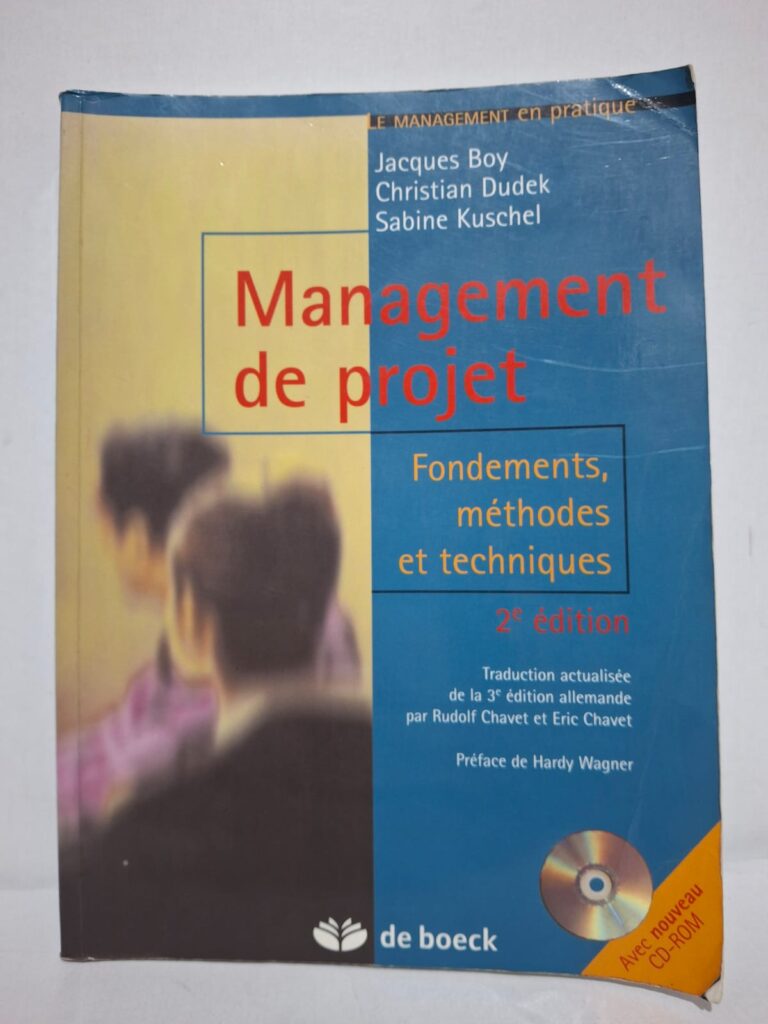 Cet ouvrage présente les principes fondamentaux du management de projet ainsi que les méthodes et techniques associées. Les auteurs expliquent les étapes de planification, d’organisation, de suivi et de contrôle des projets. Le livre met l’accent sur la gestion des ressources, des délais, des coûts et des risques. Il constitue un guide pratique pour mener à bien des projets dans différents contextes professionnels.