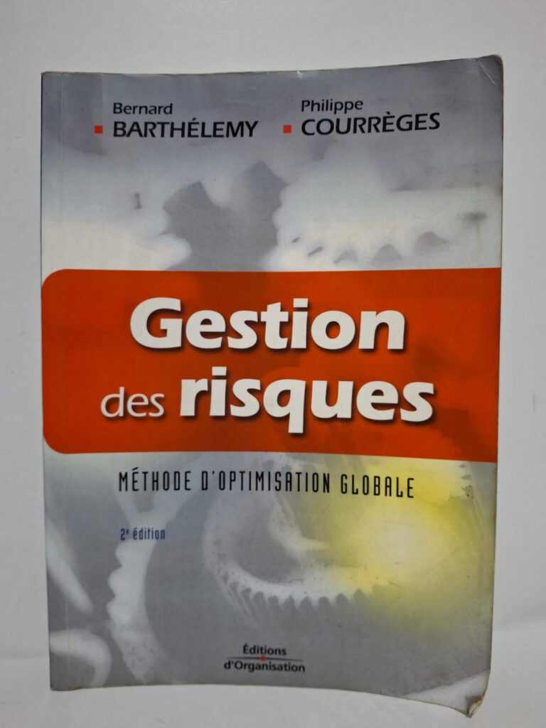 Le livre expose les principes fondamentaux de la gestion des risques dans les entreprises et les projets. Les auteurs proposent une méthode structurée pour analyser les menaces et réduire leurs impacts potentiels. L’ouvrage met en avant des outils d’évaluation, de prévention et de contrôle adaptés aux différents contextes organisationnels. Son objectif est d’améliorer la sécurité, la performance et la pérennité des activités grâce à une gestion proactive des risques.