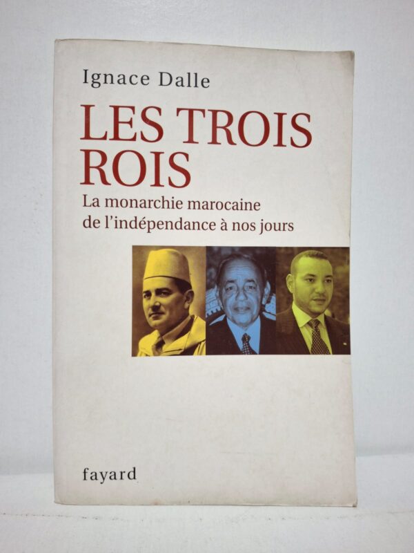 Le livre analyse l’histoire politique du Maroc depuis l’indépendance de 1956. Il étudie le rôle de Mohammed V dans la construction de l’État moderne. L’auteur présente les réalisations et les controverses du règne de Hassan II. Il examine enfin les débuts du règne de Mohammed VI et les défis de la modernisation du royaume