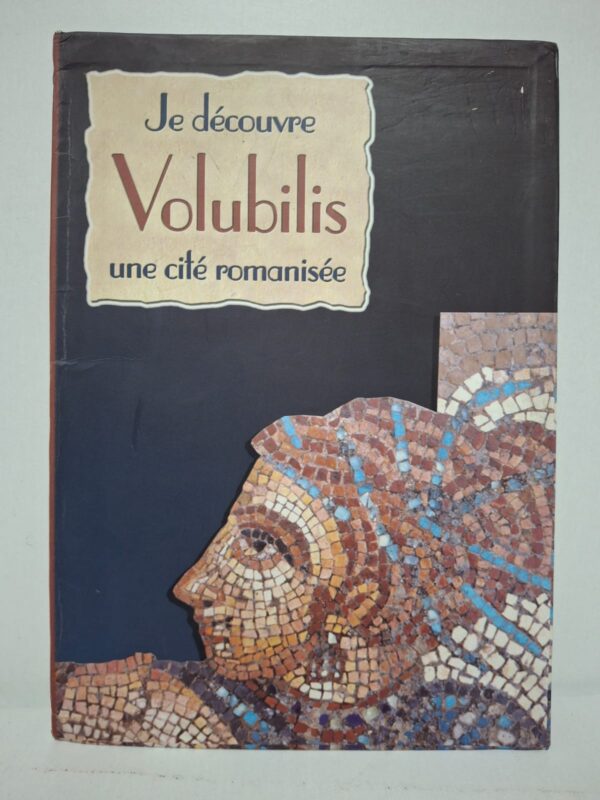 Ce livre présente la cité antique de Volubilis et son évolution durant la période romaine. Il explique l’organisation urbaine, les monuments, les habitations et la vie quotidienne des habitants. L’ouvrage met en valeur les mosaïques, les vestiges archéologiques et l’héritage culturel laissé par la civilisation romaine. Destiné à un large public, il permet de mieux comprendre l’importance historique de Volubilis dans l’histoire du Maroc antique.