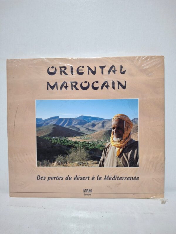 Ce livre présente la diversité géographique de l’Oriental marocain, depuis les zones désertiques du sud jusqu’aux côtes méditerranéennes du nord. Il met en lumière les richesses naturelles, les traditions culturelles et le mode de vie des populations locales. L’ouvrage est abondamment illustré de photographies qui témoignent de la beauté des paysages et de la diversité humaine de la région. Il constitue une invitation au voyage et à la découverte d’un territoire méconnu mais essentiel dans l’identité du Maroc.
