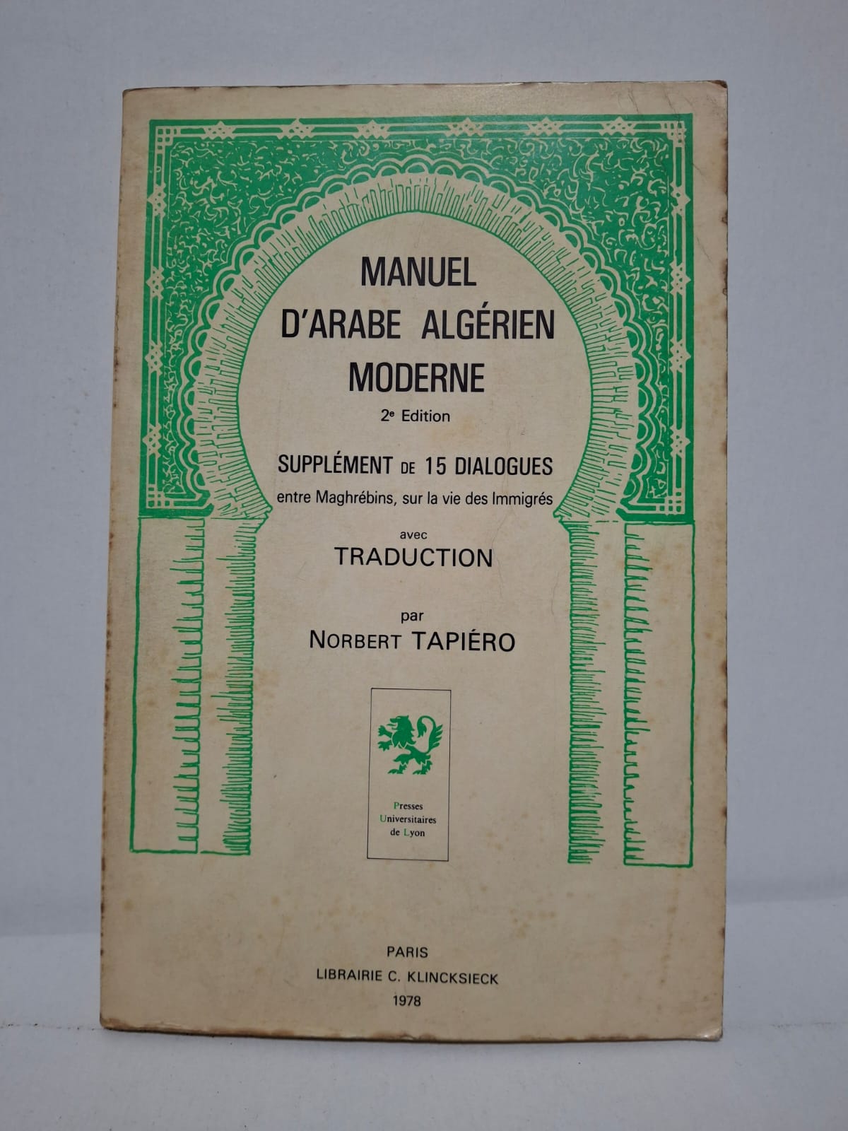Manuel d’arabe algérien moderne&Norbert Tapiéro Cet ouvrage propose quinze dialogues en arabe algérien moderne accompagnés de leur traduction française. Les conversations abordent des situations courantes vécues par les immigrés maghrébins dans leur vie sociale et professionnelle. Le manuel permet aux apprenants de se familiariser avec le vocabulaire, les expressions et les particularités de l’arabe parlé en Algérie. Il constitue un outil pédagogique utile pour l’étude de la langue et la compréhension du contexte culturel maghrébin.