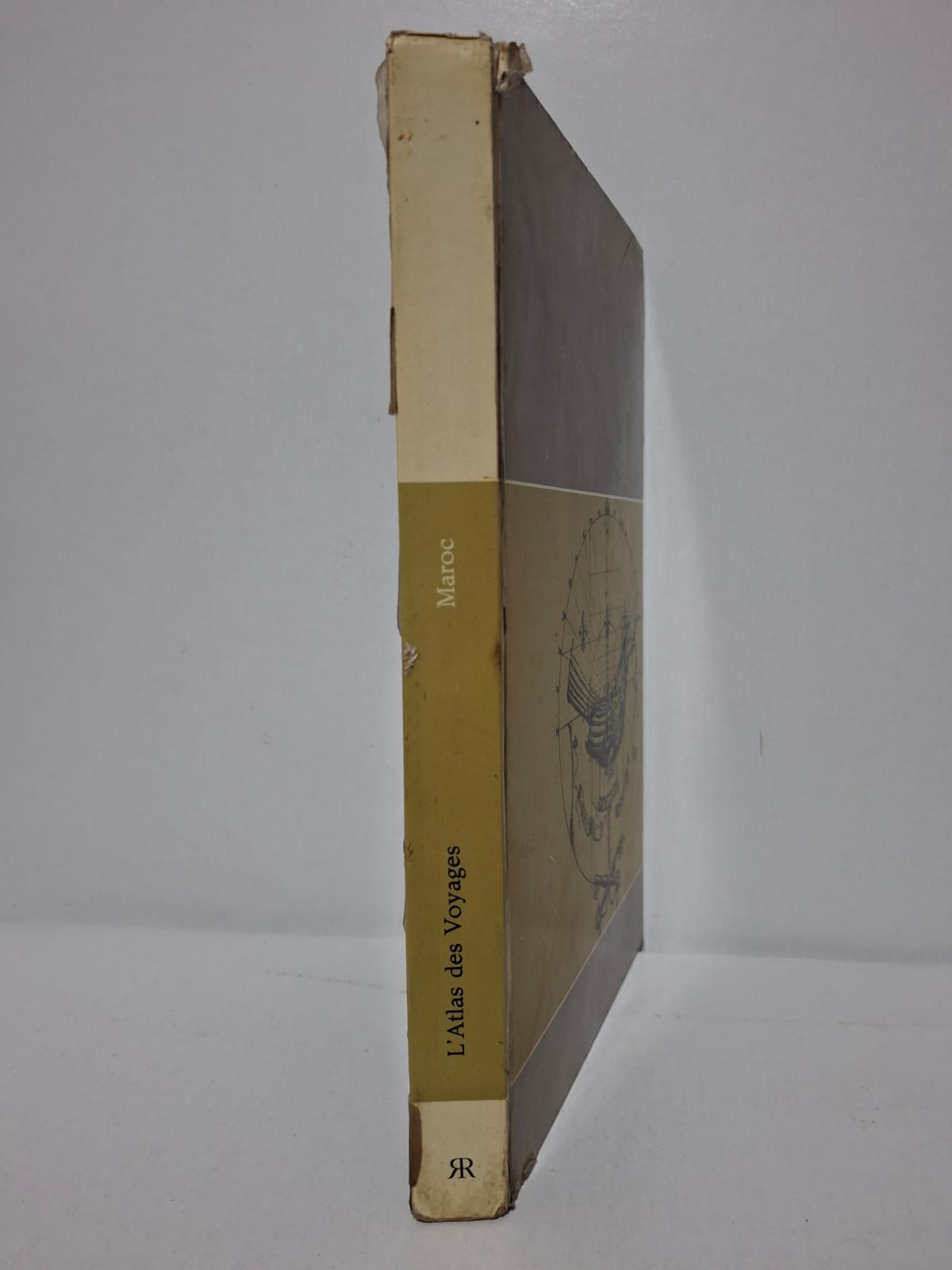 L’Atlas des Voyages Ce livre offre un panorama complet du Maroc, de ses villes impériales à ses paysages désertiques et montagneux. Il décrit les richesses historiques, architecturales et culturelles qui caractérisent le pays. L’ouvrage met également en valeur les traditions, les modes de vie et le patrimoine des différentes régions marocaines. Illustré et documenté, il constitue un guide de référence pour mieux comprendre la diversité du Maroc et de sa population.