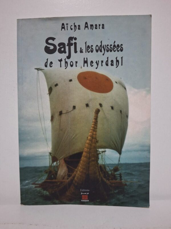 L’auteure présente l’histoire de Safi, ancien port maritime marocain réputé pour ses traditions de navigation. Le livre évoque les recherches et les expéditions de l’explorateur norvégien Thor Heyerdahl, qui s’intéressait aux anciennes routes maritimes. Il met en lumière le rôle de Safi dans les hypothèses concernant les échanges entre les civilisations de part et d’autre de l’Atlantique. À travers une approche historique et culturelle, l’ouvrage valorise le patrimoine maritime du Maroc et son ouverture sur le monde.