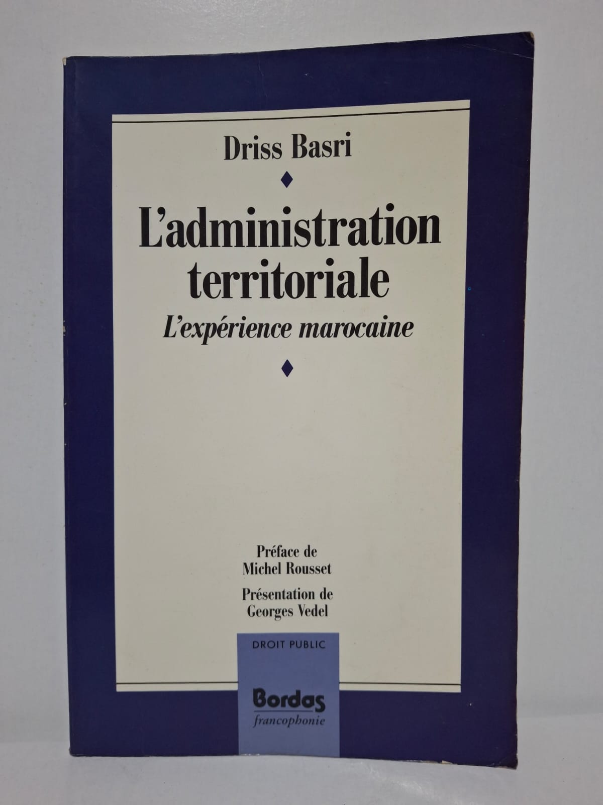 L’administration territoriale : L’expérience marocaine&Driss Basri L’auteur analyse les fondements juridiques et institutionnels de l’administration territoriale marocaine. Il étudie le rôle des autorités locales et des représentants de l’État dans la gestion des collectivités territoriales. L’ouvrage examine les mécanismes de décentralisation, de déconcentration et de gouvernance territoriale au Maroc. Cette étude constitue une contribution importante à la compréhension de l’organisation administrative et du développement territorial marocain.