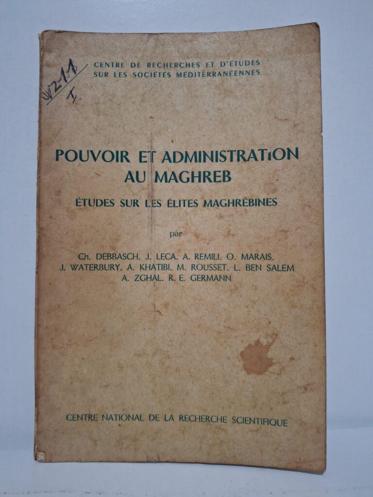 Ce livre rassemble plusieurs études consacrées aux structures de pouvoir et aux administrations des sociétés maghrébines. Les auteurs examinent la formation, le recrutement et l’influence des élites politiques, administratives et intellectuelles. L’ouvrage met en évidence les relations entre l’État, les institutions et les groupes dirigeants dans les pays du Maghreb. Cette recherche constitue une référence importante pour comprendre l’évolution des systèmes politiques et administratifs maghrébins dans leur contexte historique et social.
