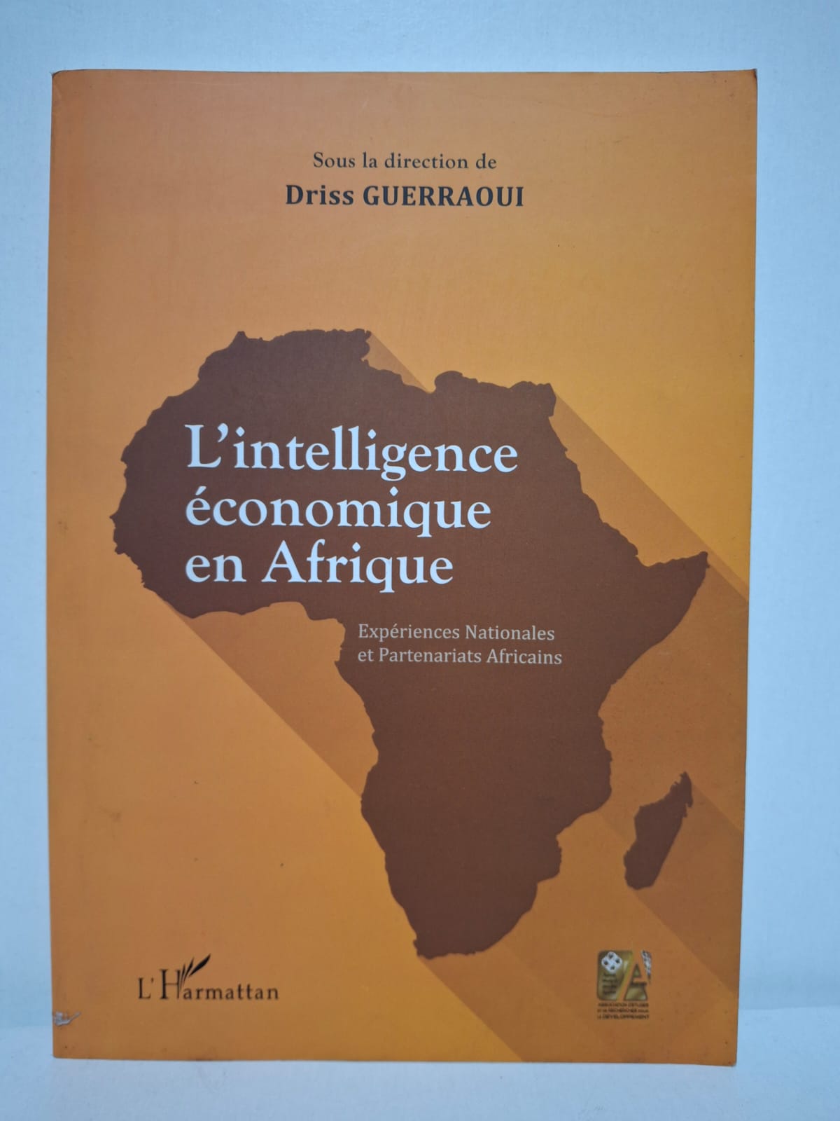 L’intelligence économique en Afrique : Expériences nationales et partenariats africains&Ouvrage collectif sous la direction de Driss Guerraoui Ce livre analyse les expériences nationales en matière d’intelligence économique dans plusieurs pays africains. Il met en évidence le rôle de l’information stratégique, de la veille économique et de l’innovation dans le développement des États. Les auteurs examinent les opportunités de coopération et de partenariat entre les pays africains pour renforcer leur compétitivité. L’ouvrage propose des pistes de réflexion pour accompagner l’intégration économique du continent et relever les défis de la mondialisation.