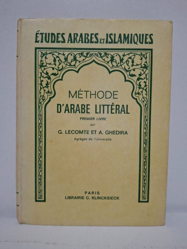 Ce manuel présente les bases essentielles de la langue arabe littérale. Il introduit progressivement l’alphabet, la grammaire et le vocabulaire fondamentaux. Les leçons sont accompagnées d’exercices permettant de mettre en pratique les connaissances acquises. L’objectif est de développer les compétences de lecture, d’écriture et de compréhension de l’arabe classique.