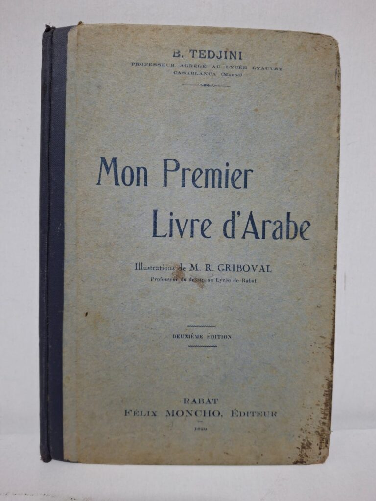 Le livre présente les premières notions de lecture et d’écriture de l’arabe de manière progressive. Il utilise des illustrations pédagogiques réalisées par M. R. Griboval pour faciliter l’apprentissage. Les leçons introduisent le vocabulaire de base ainsi que les règles élémentaires de la langue. L’objectif est de permettre aux débutants d’acquérir les fondements nécessaires à la compréhension et à l’expression en arabe.
