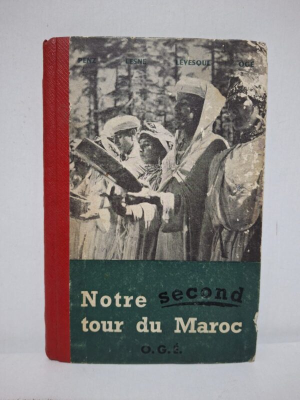 Le livre propose un voyage éducatif à travers les paysages et les villes du Maroc. Il présente les coutumes, les activités économiques et la vie quotidienne des habitants. Les textes et les illustrations permettent aux lecteurs de mieux connaître la diversité du pays. L’ouvrage vise à développer les connaissances géographiques, historiques et culturelles des élèves sur le Maroc.