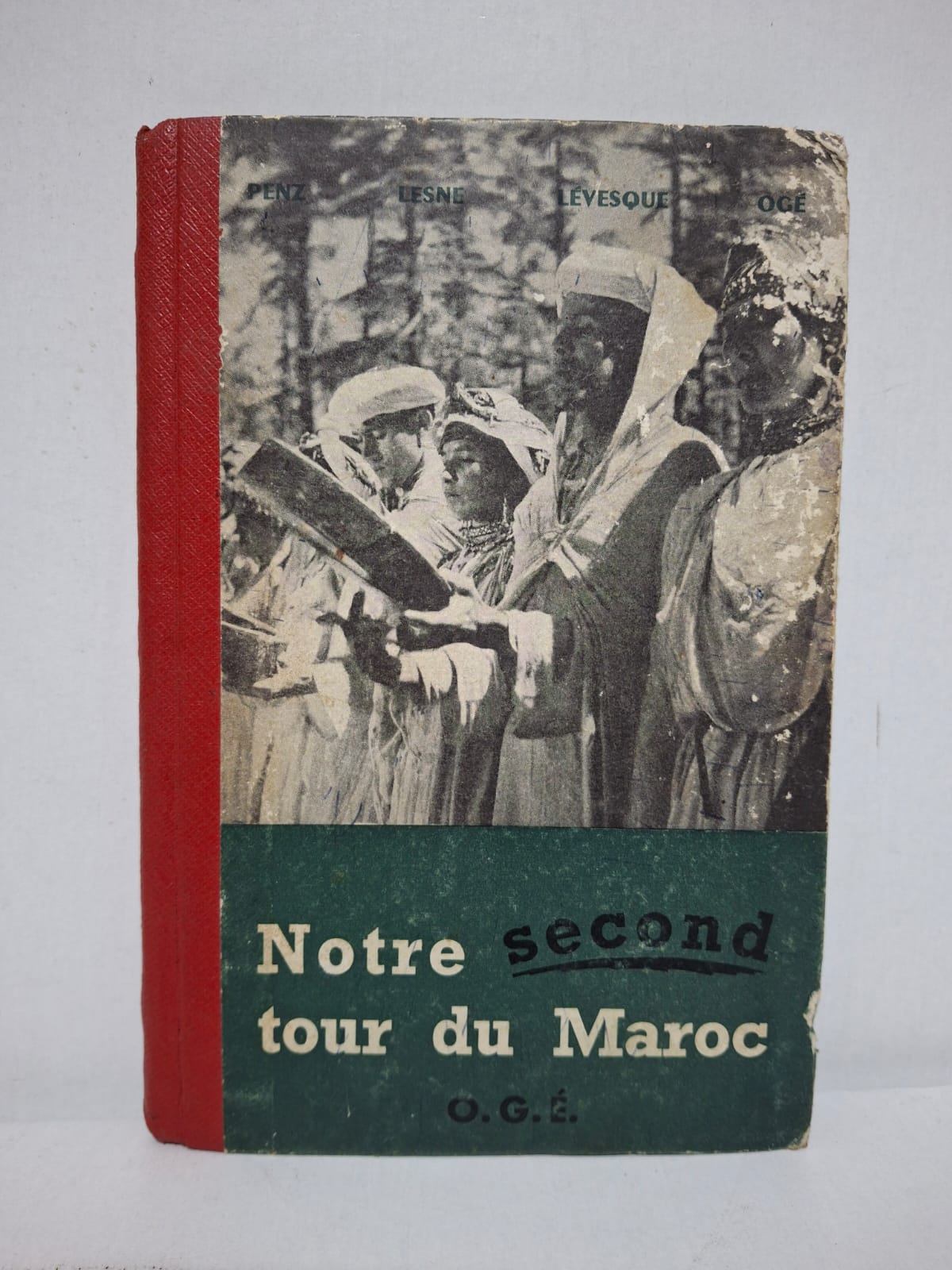: Notre second tour du Maroc Le livre propose un voyage éducatif à travers les paysages et les villes du Maroc. Il présente les coutumes, les activités économiques et la vie quotidienne des habitants. Les textes et les illustrations permettent aux lecteurs de mieux connaître la diversité du pays. L’ouvrage vise à développer les connaissances géographiques, historiques et culturelles des élèves sur le Maroc.