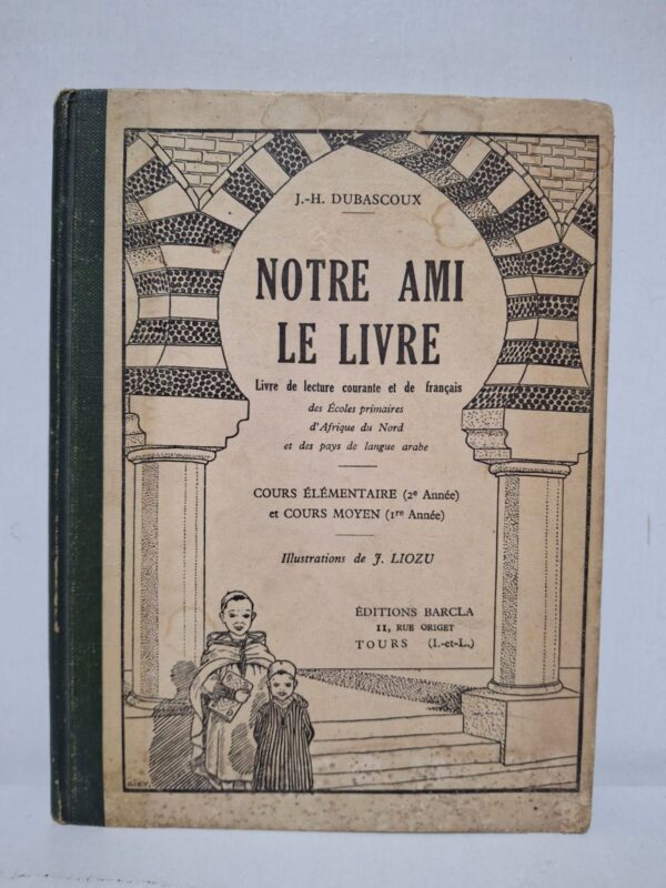 Le livre rassemble des textes de lecture adaptés au niveau des jeunes élèves. Il vise à développer les compétences en français à travers des récits, des descriptions et des exercices variés. Les illustrations de J. Liozu facilitent la compréhension et rendent l’apprentissage plus attrayant. L’ouvrage contribue à l’acquisition du vocabulaire, de la lecture courante et de l’expression écrite en français.