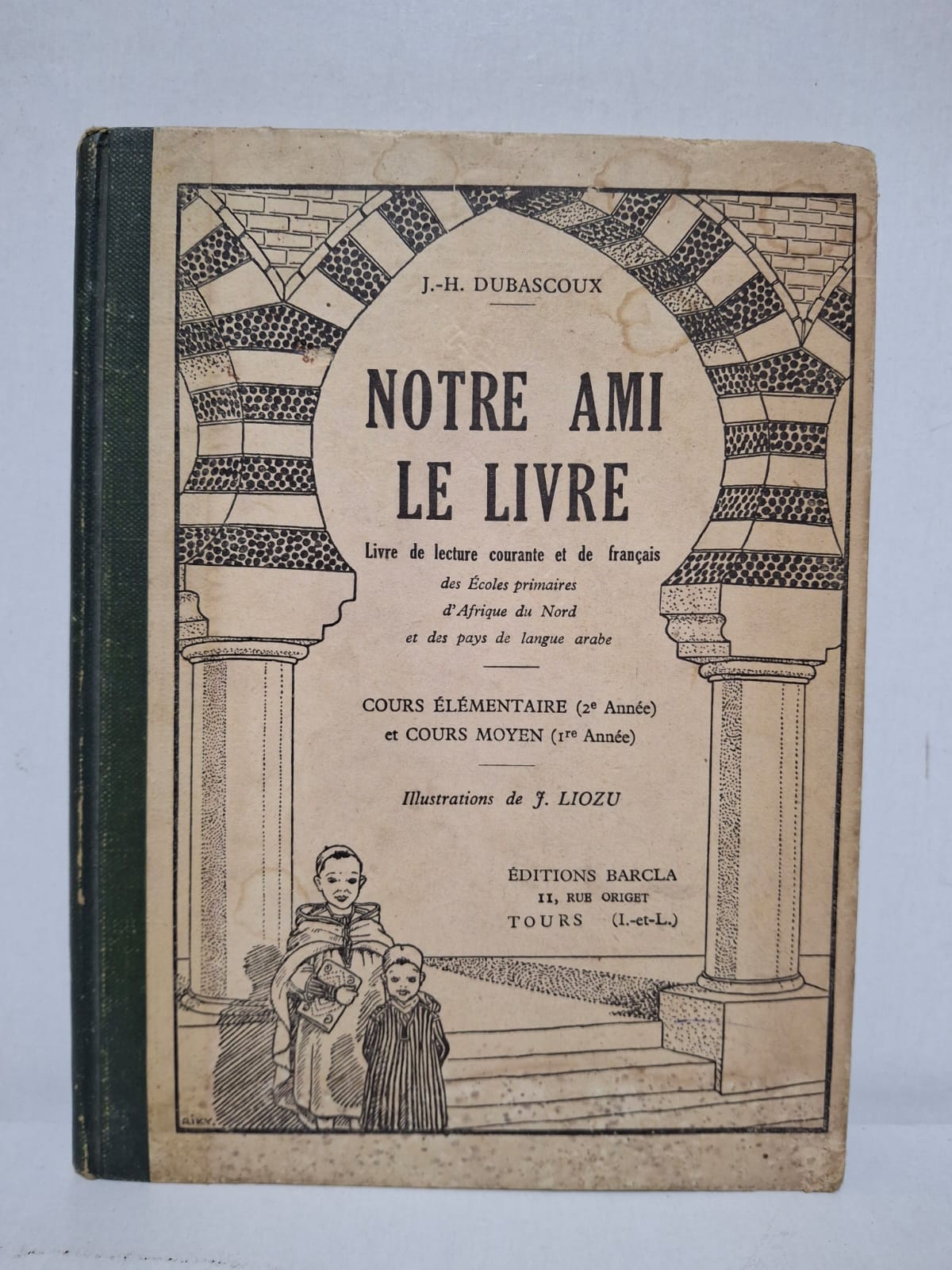Notre ami le livre&J.-H. Dubascoux Le livre rassemble des textes de lecture adaptés au niveau des jeunes élèves. Il vise à développer les compétences en français à travers des récits, des descriptions et des exercices variés. Les illustrations de J. Liozu facilitent la compréhension et rendent l’apprentissage plus attrayant. L’ouvrage contribue à l’acquisition du vocabulaire, de la lecture courante et de l’expression écrite en français.