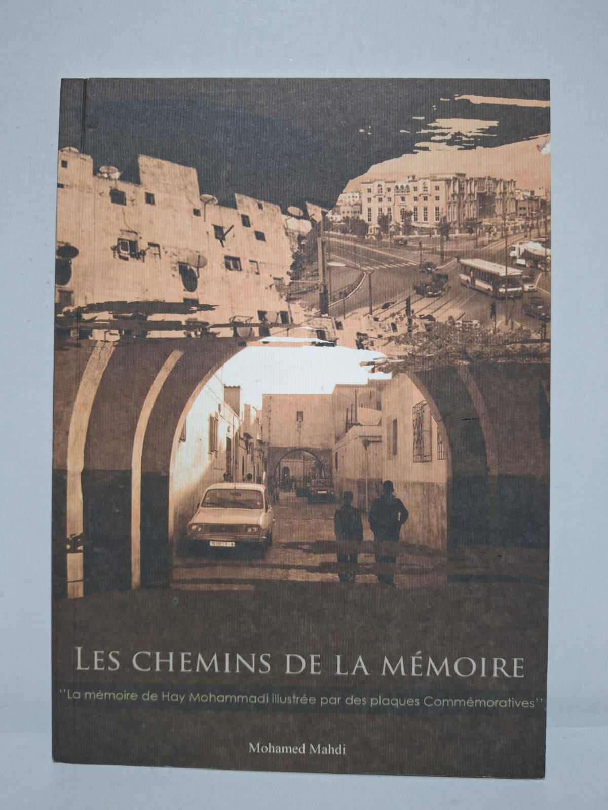 Les Chemins de la Mémoire : La mémoire de Hay Mohammadi illustrée par des plaques commémoratives Le livre retrace l’histoire du quartier Hay Mohammadi et de ses habitants à travers des lieux de mémoire. Il présente des plaques commémoratives rappelant des événements, des personnalités et des moments marquants du quartier. L’auteur souligne l’importance de la préservation du patrimoine urbain et de la mémoire collective. L’ouvrage constitue un témoignage précieux sur l’histoire sociale et culturelle de Hay Mohammadi.
