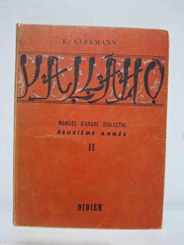 Le livre approfondit les connaissances acquises lors de la première année d’étude de l’arabe dialectal. Il présente des leçons de vocabulaire, de grammaire et des exercices pratiques favorisant la communication orale. Les textes et dialogues proposés permettent aux apprenants de se familiariser avec les usages courants de la langue. L’ouvrage constitue un support pédagogique visant à développer la compréhension et l’expression en arabe dialectal.