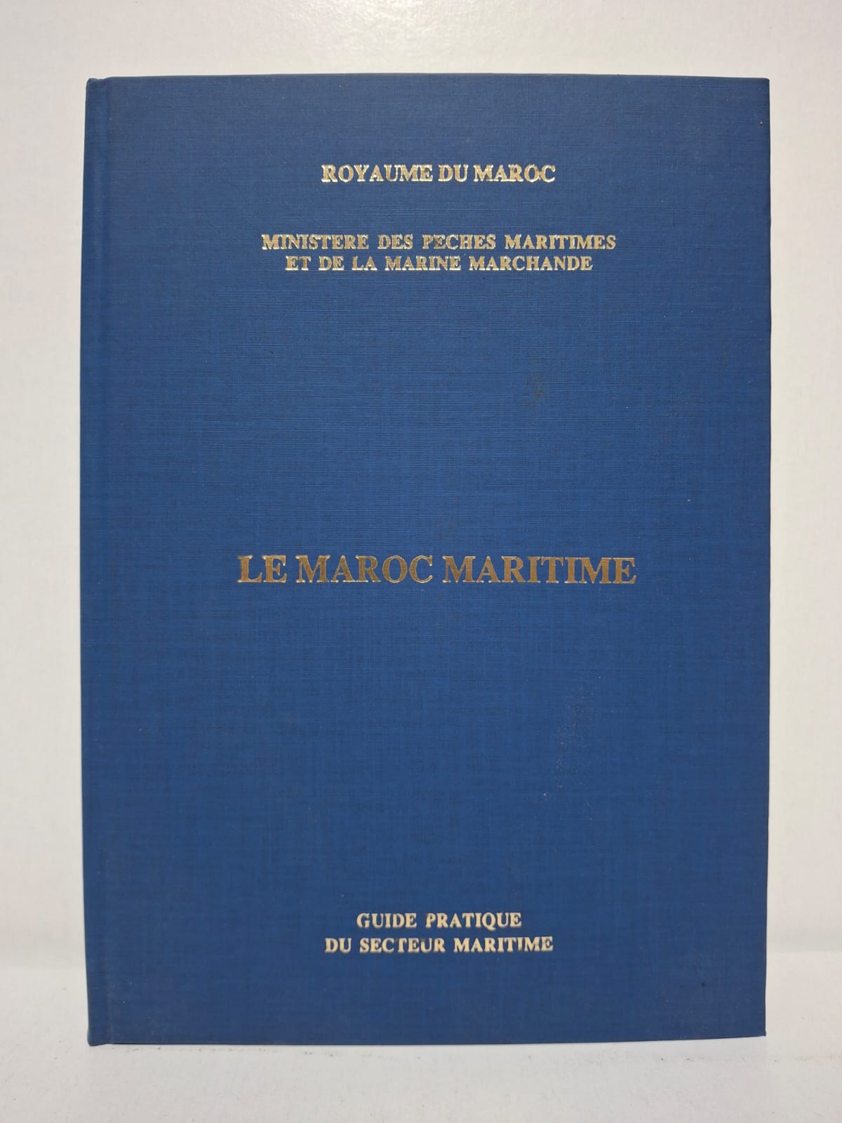 Le Maroc Maritime : Guide pratique du secteur maritime& Le guide décrit l’organisation du secteur maritime au Maroc ainsi que les institutions qui le régissent. Il fournit des informations sur la pêche maritime, la marine marchande et les infrastructures portuaires. L’ouvrage expose les réglementations, les services et les ressources disponibles pour les professionnels du domaine. Il constitue un document de référence destiné à promouvoir la connaissance et le développement des activités maritimes au Maroc.