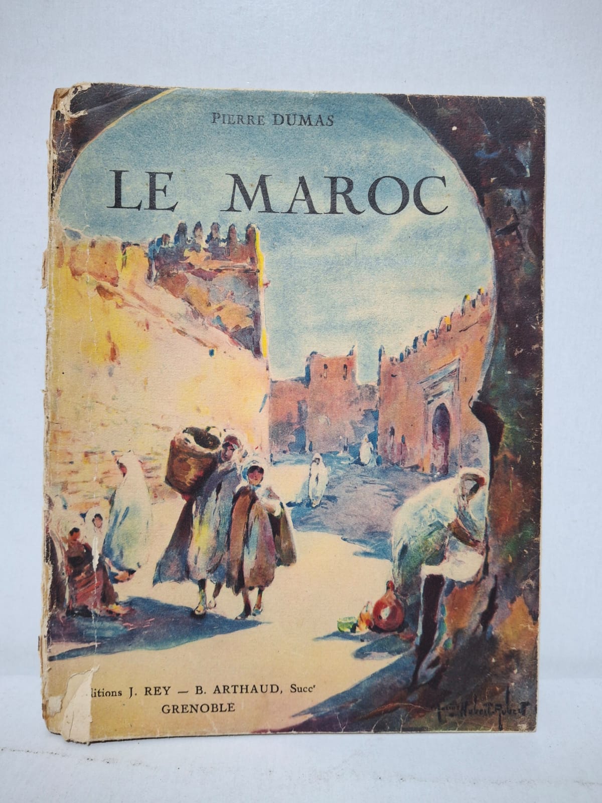 Le Maroc&Pierre Dumas Pierre Dumas propose une découverte du Maroc en mettant en valeur sa richesse géographique et culturelle. L’auteur décrit les principales régions du pays, les modes de vie de la population et les aspects marquants de son patrimoine. L’ouvrage est illustré et vise à faire connaître les caractéristiques historiques et humaines du Maroc. Il constitue un témoignage documentaire sur le Maroc de l’époque et sur la perception de son identité culturelle.