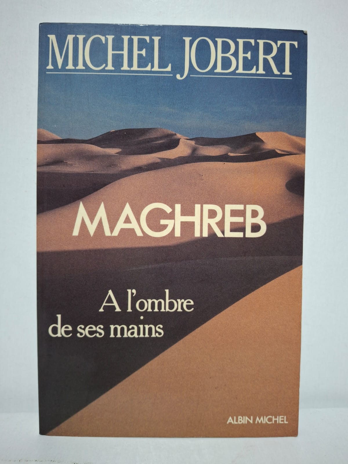 Maghreb : À l’ombre de ses mains&Michel Jobert L’auteur analyse les réalités politiques, économiques et culturelles des pays du Maghreb. Il s’intéresse aux relations entre l’Europe et l’Afrique du Nord ainsi qu’aux enjeux du développement régional. À travers ses observations et réflexions, il met en lumière les défis auxquels les sociétés maghrébines sont confrontées. L’ouvrage constitue un témoignage engagé sur la place du Maghreb dans le monde contemporain.