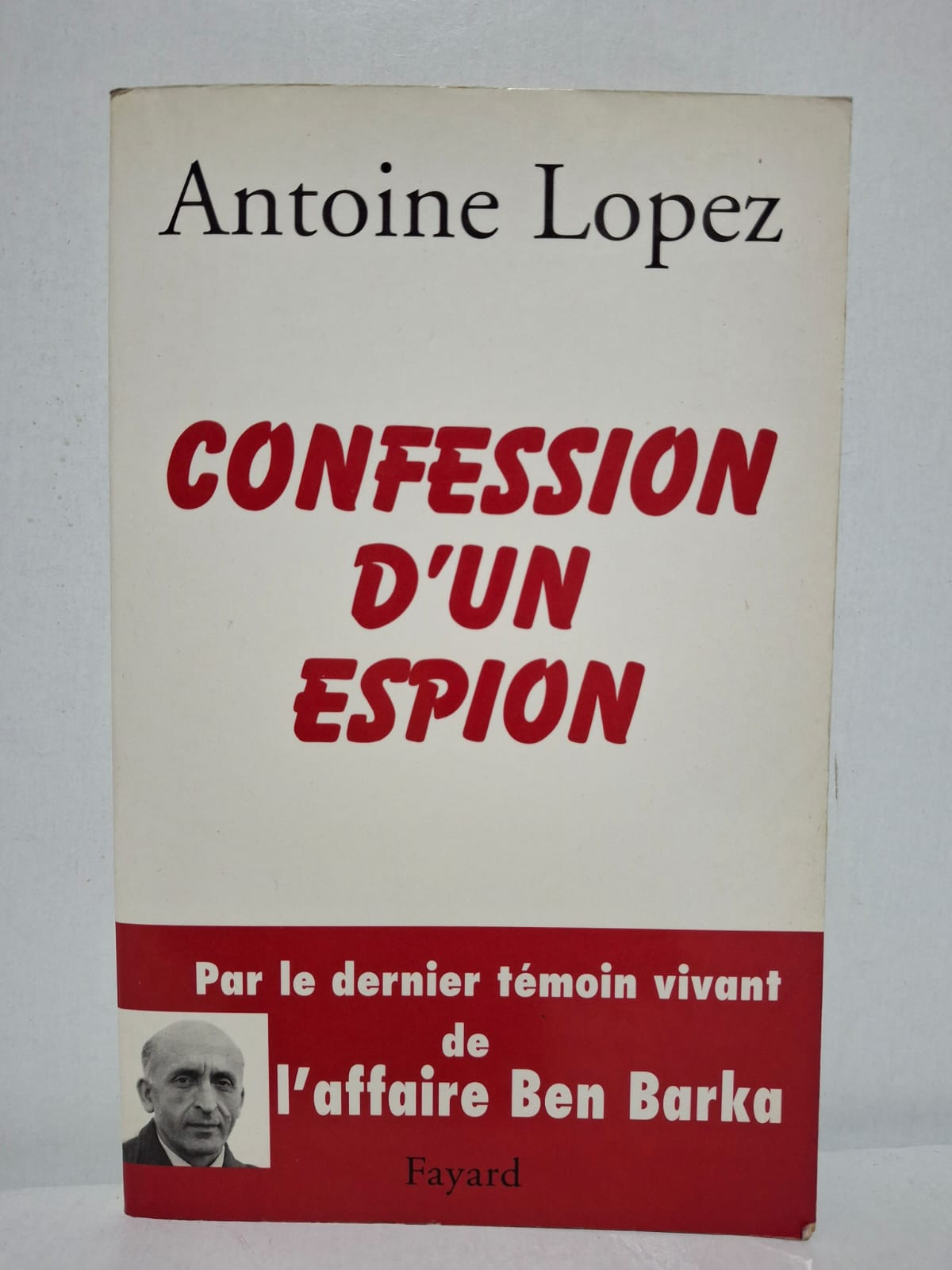 Confession d’un espion&Antoine Lopez Dans cet ouvrage autobiographique, Antoine Lopez livre sa version des faits concernant l’affaire Ben Barka, qui a marqué l’histoire politique du Maroc et de la France. L’auteur revient sur son parcours dans les services de renseignement et sur les événements qui ont entouré la disparition de Mehdi Ben Barka en 1965. À travers ses révélations et ses souvenirs, il éclaire les coulisses d’une affaire restée longtemps entourée de mystère. Ce livre constitue un document historique précieux pour comprendre les enjeux politiques et diplomatiques de cette période.