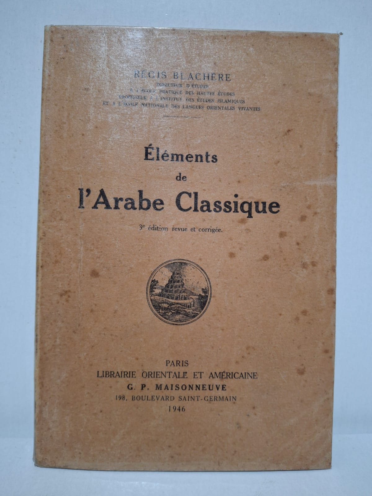 Éléments de l’Arabe Classique&Régis Blachère Cet ouvrage présente les bases essentielles de la grammaire, de la syntaxe et du vocabulaire de l’arabe classique. Régis Blachère, grand spécialiste des études arabes et islamiques, y propose une méthode claire et rigoureuse. Le livre s’adresse aux étudiants, enseignants et chercheurs souhaitant acquérir une solide maîtrise de la langue. Grâce à ses explications précises et ses exemples pratiques, il constitue un outil indispensable pour l’apprentissage de l’arabe littéraire.