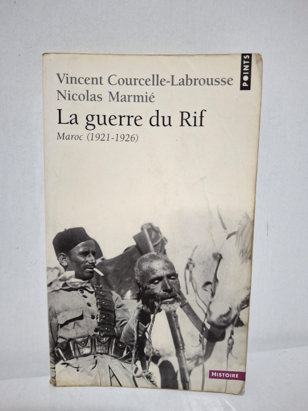 La Guerre du Rif : Maroc (1921-1926)&Vincent Courcelle-Labrousse et Nicolas Marmié Cet ouvrage retrace la guerre du Rif qui opposa les tribus rifaines dirigées par Abdelkrim El Khattabi aux puissances coloniales espagnole et française entre 1921 et 1926. Les auteurs analysent les origines du conflit, ses principales batailles et ses conséquences politiques et militaires. Le livre met en lumière la résistance rifaine ainsi que les enjeux stratégiques de la présence coloniale au Maroc. Appuyée sur de nombreuses sources historiques, cette étude offre une compréhension approfondie de cet épisode marquant de l’histoire marocaine.