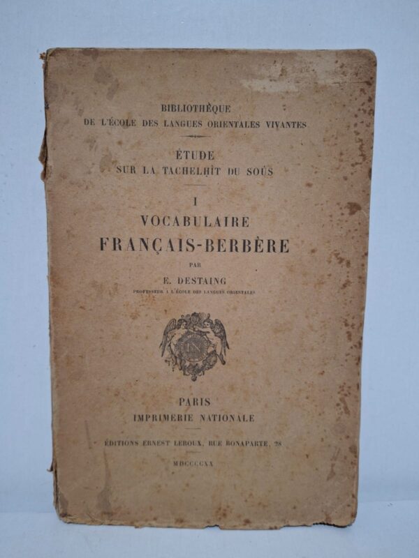 Ce livre présente un vocabulaire français-berbère destiné à faciliter l’apprentissage et l’étude du tachelhit du Souss. L’auteur, spécialiste des langues orientales, rassemble de nombreux termes classés pour servir aux chercheurs, linguistes et étudiants. L’ouvrage constitue une source précieuse pour la connaissance de la langue et de la culture amazighes au début du XXᵉ siècle. Il demeure aujourd’hui un document historique important pour l’étude du patrimoine linguistique marocain.