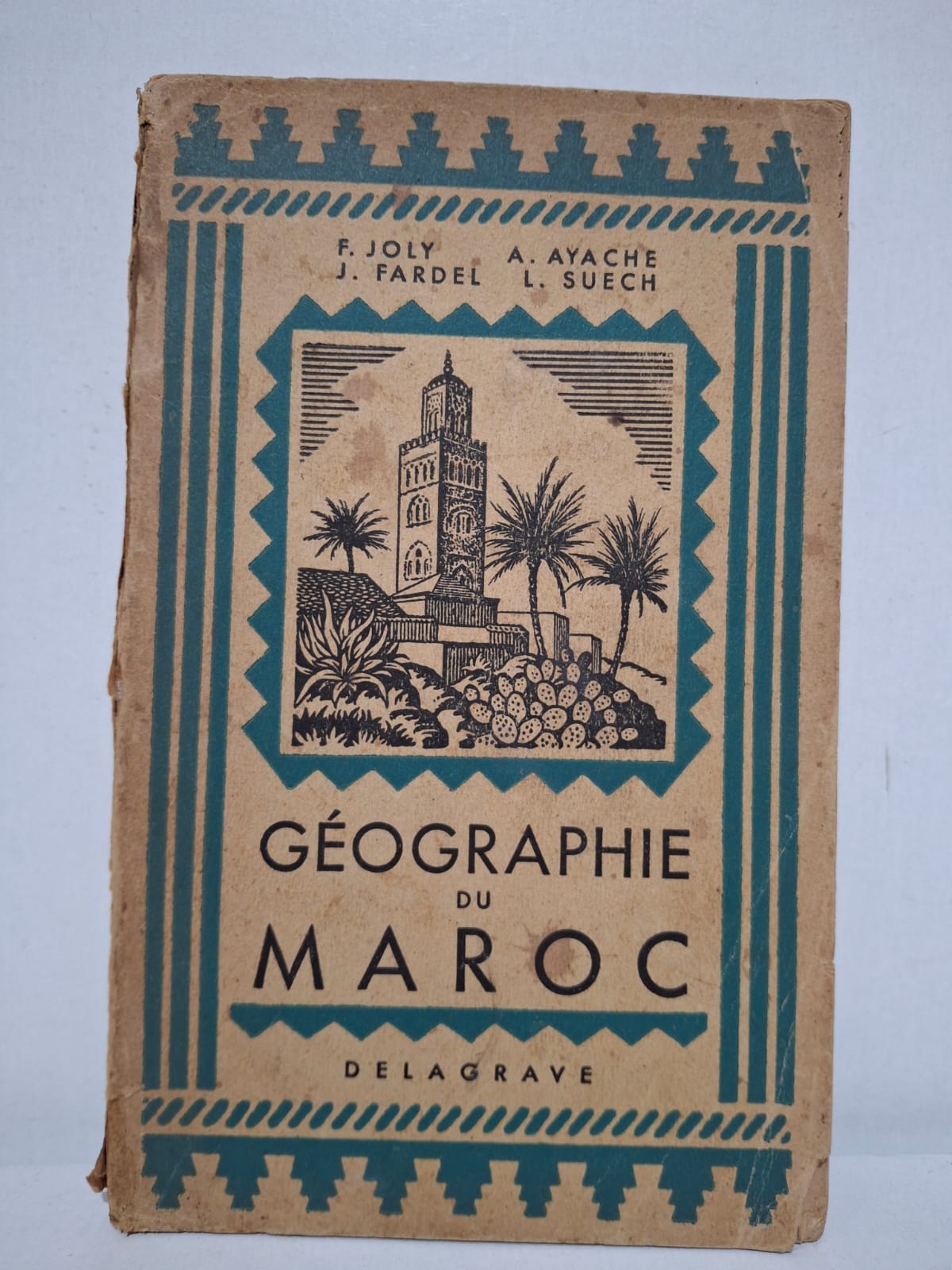 Géographie du Maroc&F. Joly, J. Fardel, A. Ayache et L. Suech Cet ouvrage décrit les principales régions du Maroc, leur relief, leur climat et leurs ressources naturelles. Les auteurs présentent également la population, les activités économiques et les grands centres urbains du pays. Conçu pour l’enseignement, le livre offre une vision synthétique et pédagogique de la géographie marocaine. Il constitue aujourd’hui un témoignage historique précieux sur la perception et l’étude du Maroc durant la première moitié du XXᵉ siècle.