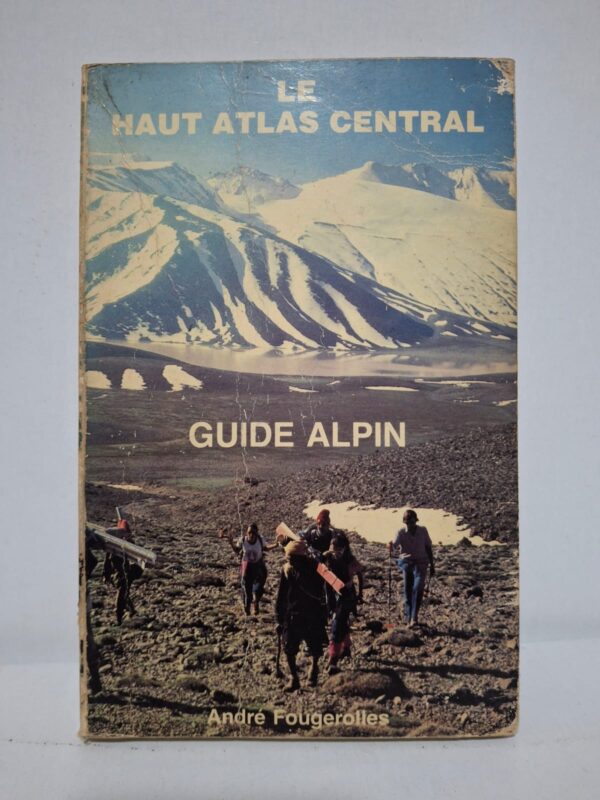 Cet ouvrage présente les principales montagnes et itinéraires de randonnée du Haut Atlas central, avec des informations destinées aux alpinistes et aux amateurs de trekking. L’auteur décrit les paysages, les conditions d’accès, les difficultés techniques et les possibilités d’ascension des principaux sommets. Le guide offre également des renseignements sur les villages berbères, les refuges et les ressources naturelles de la région.