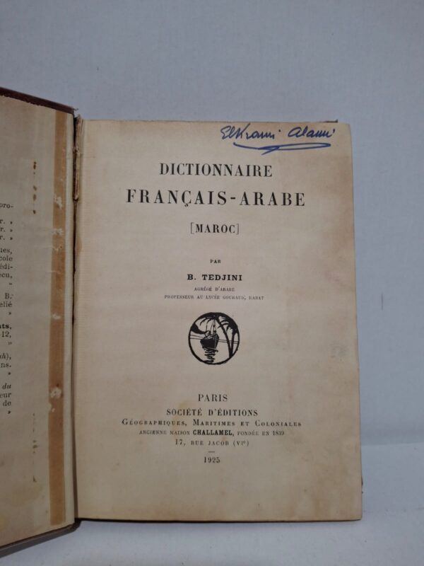 Ce dictionnaire rassemble un vaste vocabulaire français accompagné de ses équivalents en arabe marocain. Conçu comme un outil pratique, il répond aux besoins des voyageurs, commerçants, fonctionnaires et étudiants. L’ouvrage témoigne de l’importance des échanges linguistiques et culturels au Maroc durant la première moitié du XXᵉ siècle. Il constitue aujourd’hui une source précieuse pour l’étude historique du dialecte marocain et de son évolution linguistique.
