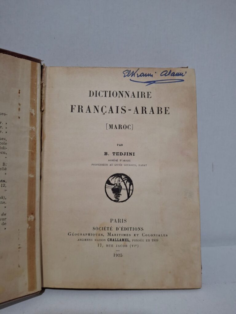Ce dictionnaire rassemble un vaste vocabulaire français accompagné de ses équivalents en arabe marocain. Conçu comme un outil pratique, il répond aux besoins des voyageurs, commerçants, fonctionnaires et étudiants. L’ouvrage témoigne de l’importance des échanges linguistiques et culturels au Maroc durant la première moitié du XXᵉ siècle. Il constitue aujourd’hui une source précieuse pour l’étude historique du dialecte marocain et de son évolution linguistique.