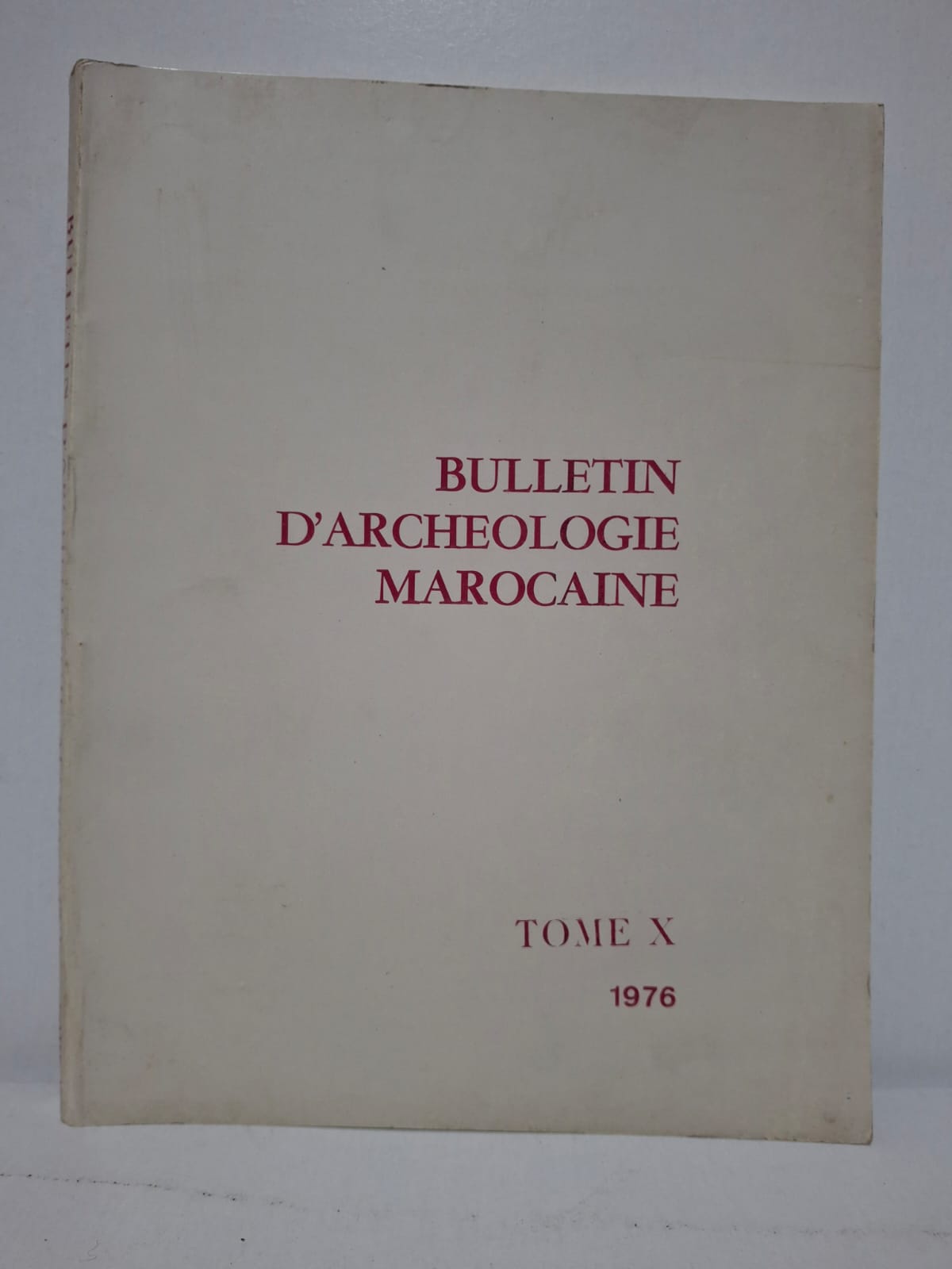 Bulletin d’Archéologie Marocaine – Tome X Ce volume rassemble des études, rapports de fouilles et analyses consacrés au patrimoine archéologique marocain. Les articles présentent les découvertes réalisées sur des sites préhistoriques, antiques et médiévaux à travers le pays. L’ouvrage met en valeur les méthodes de recherche, les inscriptions, les monuments et les objets mis au jour par les archéologues. Il constitue une référence essentielle pour les historiens, archéologues et chercheurs intéressés par l’histoire ancienne du Maroc et de l’Afrique du Nord.