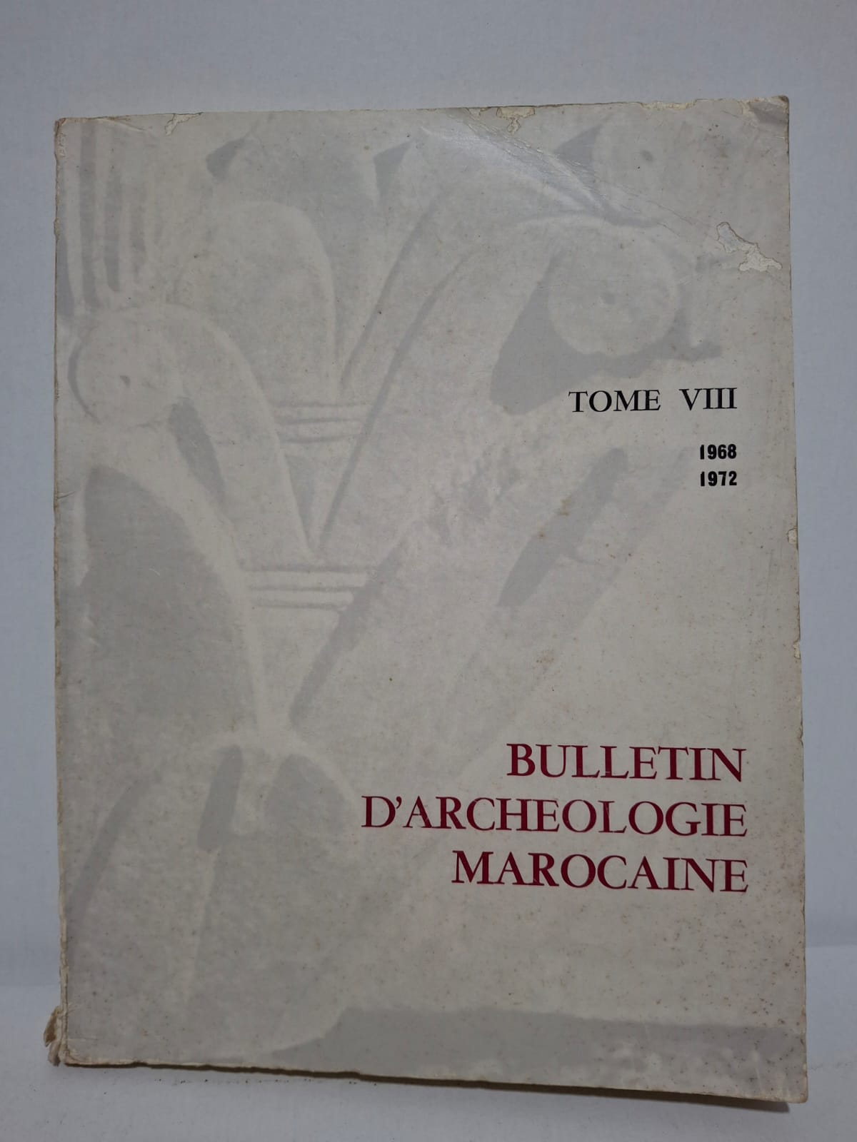 Bulletin d’Archéologie Marocaine – Tome VIII Ce volume réunit des études spécialisées portant sur les sites archéologiques, les monuments et les vestiges historiques du Maroc. Les contributions présentent les résultats de fouilles, les analyses de matériaux et les interprétations historiques de différentes périodes. L’ouvrage met en lumière la richesse du patrimoine marocain, depuis la préhistoire jusqu’aux époques antique et médiévale. Il constitue une source documentaire essentielle pour les archéologues, historiens et chercheurs intéressés par l’histoire du Maroc et de l’Afrique du Nord.