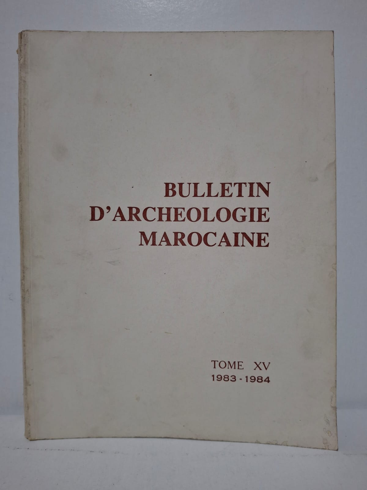Bulletin d’Archéologie Marocaine – Tome XV Ce quinzième volume du Bulletin d’Archéologie Marocaine rassemble des études inédites sur les sites, monuments et vestiges historiques du Maroc. Les chercheurs y publient les résultats de fouilles, d’analyses architecturales et de travaux de conservation du patrimoine national. L’ouvrage couvre différentes périodes historiques, de la préhistoire aux époques islamique et moderne. Il constitue une référence incontournable pour les historiens, archéologues et spécialistes du patrimoine culturel marocain.