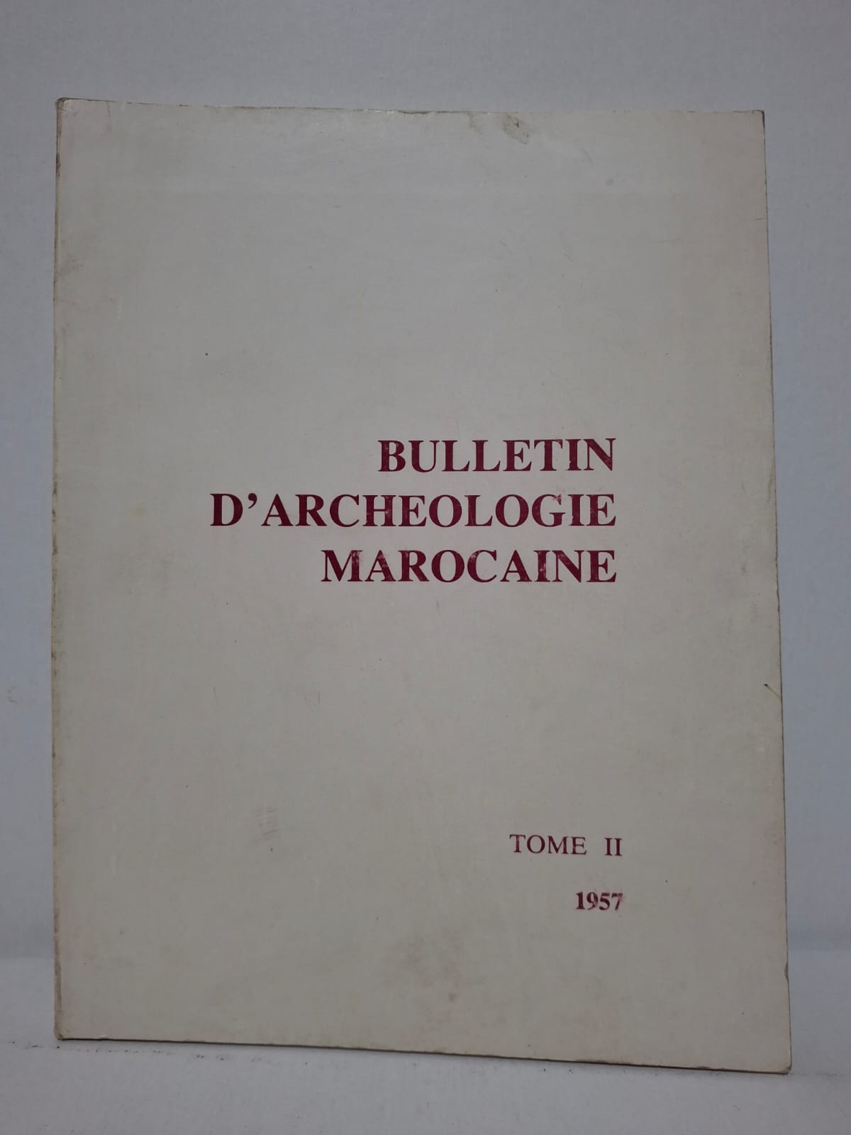 Bulletin d’Archéologie Marocaine – Tome II Ce deuxième volume du Bulletin d’Archéologie Marocaine présente des recherches et des découvertes réalisées sur différents sites historiques du Maroc. Les articles abordent l’archéologie préhistorique, antique et islamique à travers des études de terrain et des analyses spécialisées. L’ouvrage met en valeur les monuments, inscriptions, objets et vestiges qui témoignent de la richesse du patrimoine national. Il constitue une source documentaire importante pour les historiens, archéologues et chercheurs intéressés par l’histoire ancienne et médiévale du Maroc.