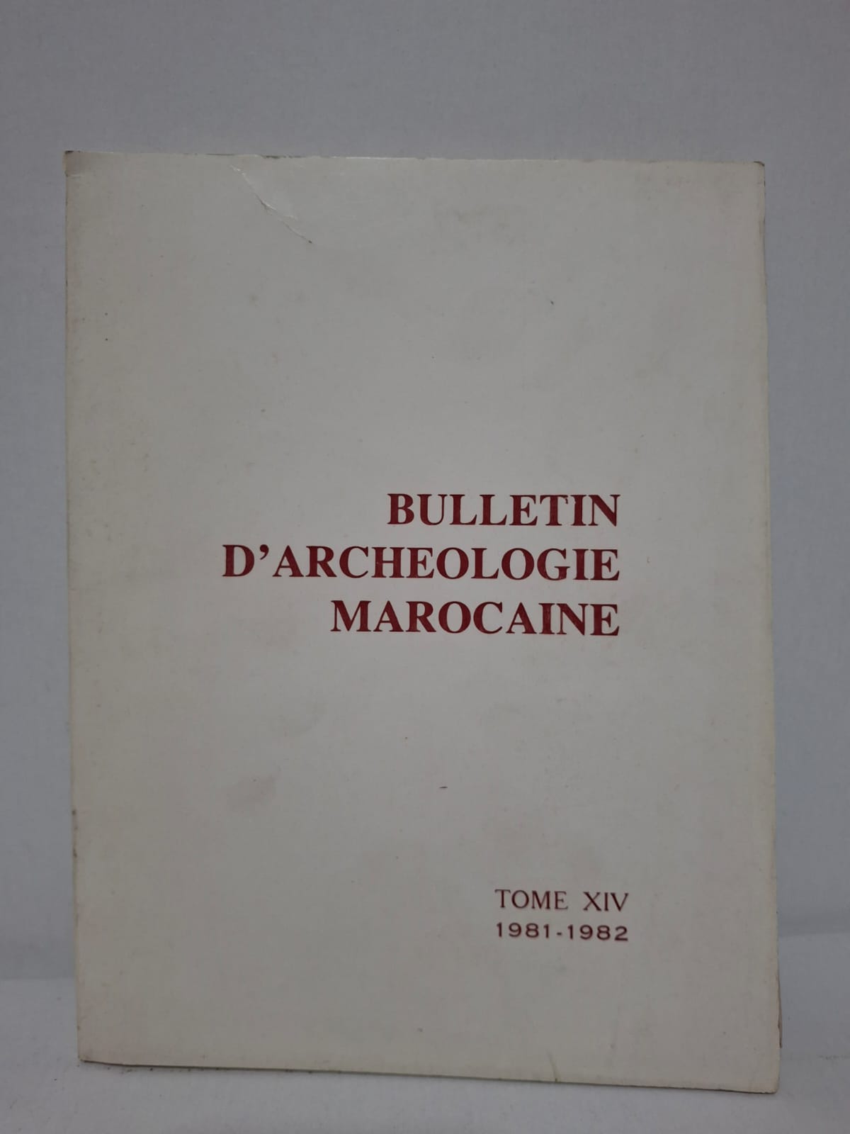 Bulletin d’Archéologie Marocaine – Tome XIV Ce quatorzième volume du Bulletin d’Archéologie Marocaine rassemble des travaux de recherche portant sur l’histoire et l’archéologie du Maroc. Les études publiées présentent des découvertes issues de fouilles, des analyses de monuments, d’inscriptions et d’objets archéologiques. L’ouvrage couvre diverses périodes historiques, de la préhistoire à l’époque islamique, mettant en lumière la richesse du patrimoine national. Il constitue une source documentaire essentielle pour les archéologues, historiens et spécialistes du patrimoine culturel marocain.