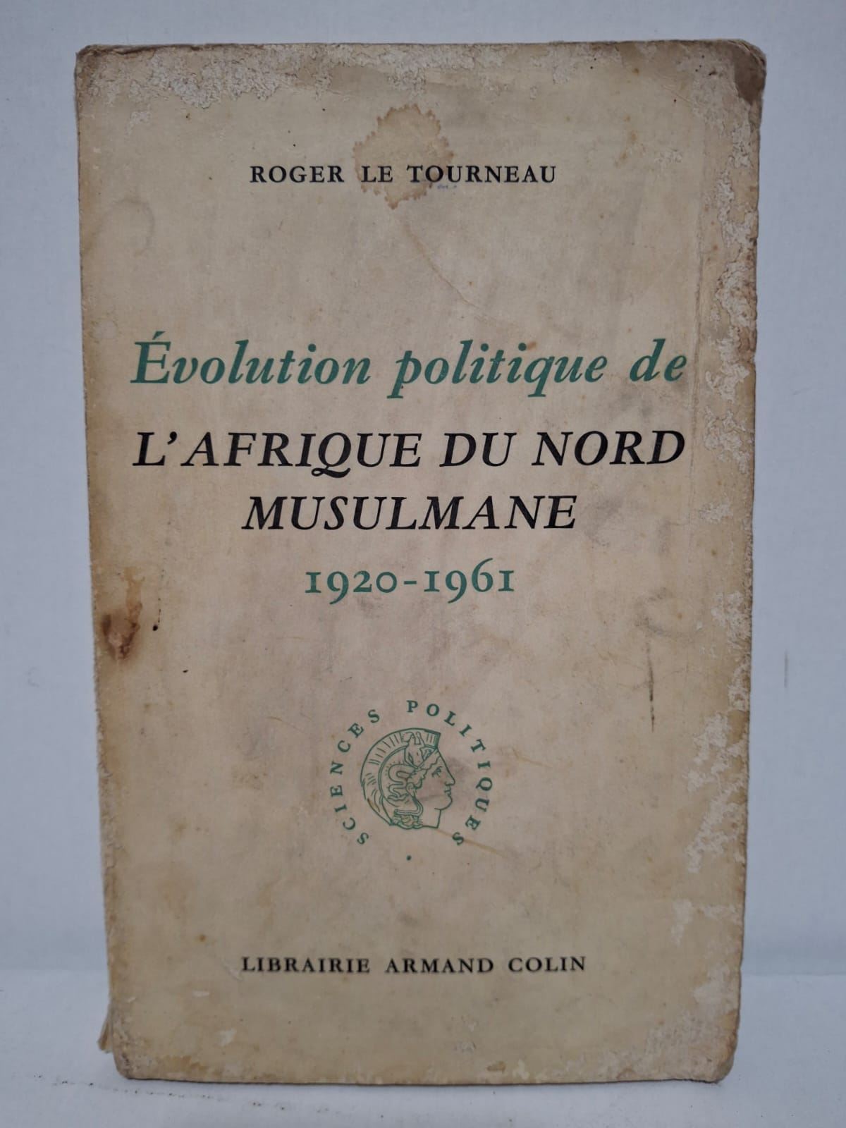 Évolution politique de l’Afrique du Nord musulmane (1920-1961)&Roger Le Tourneau Dans cet ouvrage, Roger Le Tourneau retrace l’évolution politique du Maroc, de l’Algérie et de la Tunisie entre 1920 et 1961. L’auteur analyse les mouvements nationalistes, les réformes administratives, les luttes pour l’indépendance et les relations avec les puissances coloniales. L’étude met en évidence les profondes mutations sociales et politiques qui ont façonné l’Afrique du Nord contemporaine. Ce livre constitue une référence incontournable pour comprendre l’histoire politique du Maghreb au XXᵉ siècle et la naissance des États modernes de la région