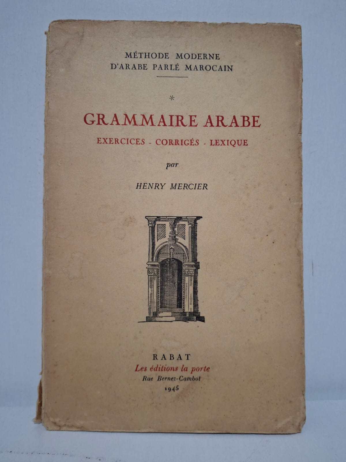 Grammaire Arabe : Exercices – Corrigés – Lexique&Henry Mercier Cet ouvrage présente les قواعد essentielles de la grammaire arabe appliquées au dialecte marocain. Il propose de nombreux exercices accompagnés de leurs corrigés afin de faciliter l'apprentissage autonome. Un lexique complète l'ensemble pour enrichir le vocabulaire des apprenants. Destiné aux étudiants, enseignants et passionnés de langues, ce livre constitue une référence pédagogique de son époque.