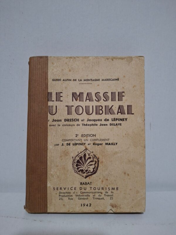 Cet ouvrage décrit en détail le massif du Toubkal, principal sommet du Maroc et d'Afrique du Nord. Les auteurs présentent les itinéraires d'ascension, les caractéristiques géographiques et les conditions de montagne de la région. Le guide fournit également des informations pratiques destinées aux randonneurs, alpinistes et voyageurs. Véritable témoignage historique, il constitue une source précieuse sur la découverte et l'étude des montagnes marocaines au début du XXᵉ siècle.