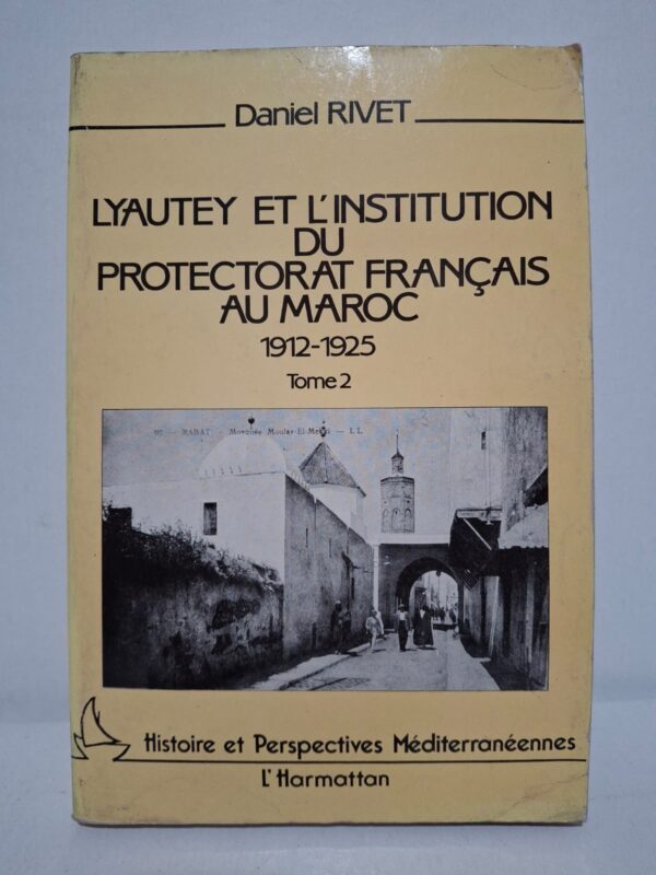 Dans ce second tome, Daniel Rivet analyse les structures politiques, administratives et sociales instaurées durant le Protectorat français au Maroc entre 1912 et 1925. L’auteur met en lumière le rôle central du maréchal Lyautey dans la construction de l’État colonial et dans ses relations avec les autorités marocaines. L’ouvrage s’appuie sur une documentation riche et des archives détaillées pour expliquer les mécanismes de domination et de modernisation mis en œuvre. Cette référence incontournable permet de mieux comprendre l’histoire contemporaine du Maroc et les héritages de la période coloniale.