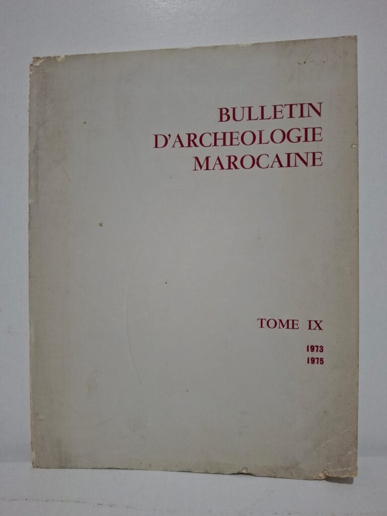 Ce neuvième tome du Bulletin d’Archéologie Marocaine rassemble des études, rapports de fouilles et analyses consacrés au patrimoine archéologique du Maroc. Les articles présentent des découvertes relatives aux périodes préhistoriques, antiques et médiévales, enrichissant la connaissance de l’histoire du pays. L’ouvrage met en valeur les méthodes de recherche, les vestiges mis au jour et leur interprétation historique. Il constitue une référence essentielle pour les archéologues, historiens et chercheurs intéressés par le patrimoine culturel marocain.