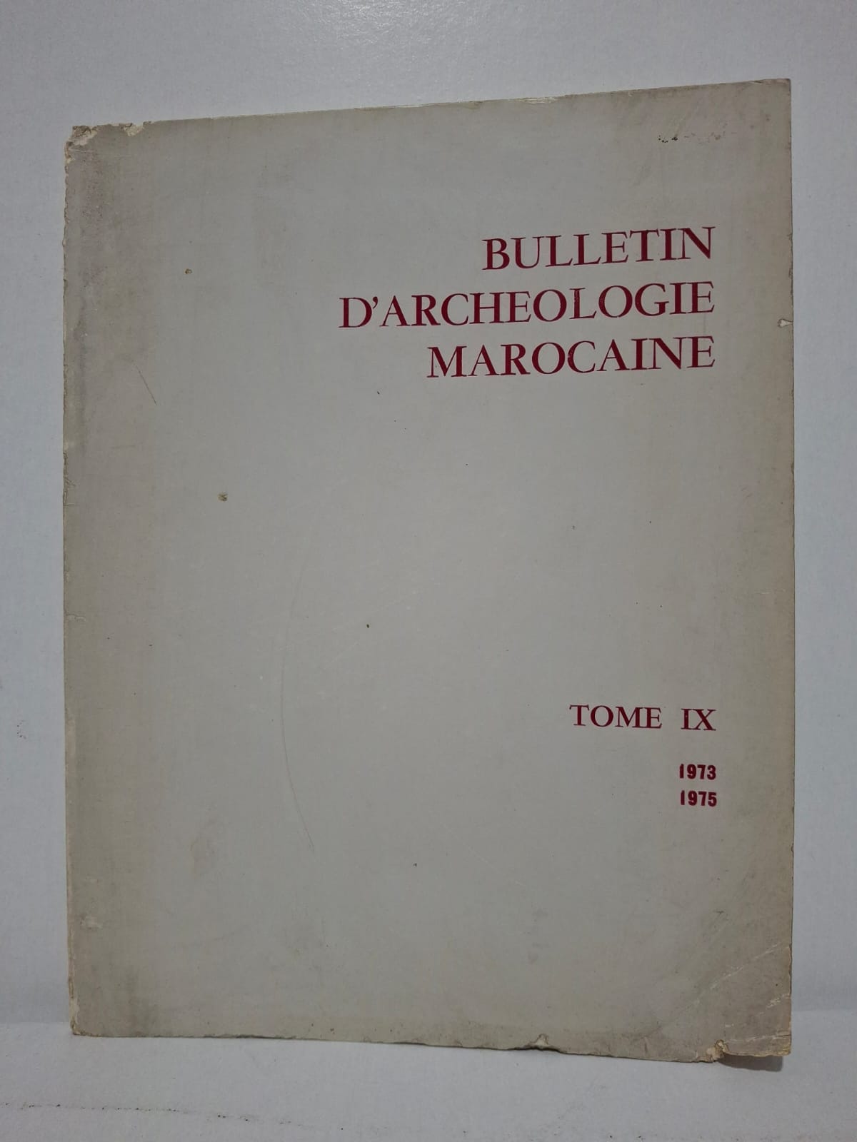 WhatsApp Image 2026-06-17 at 21.49.30 Ce neuvième tome du Bulletin d’Archéologie Marocaine rassemble des études, rapports de fouilles et analyses consacrés au patrimoine archéologique du Maroc. Les articles présentent des découvertes relatives aux périodes préhistoriques, antiques et médiévales, enrichissant la connaissance de l’histoire du pays. L’ouvrage met en valeur les méthodes de recherche, les vestiges mis au jour et leur interprétation historique. Il constitue une référence essentielle pour les archéologues, historiens et chercheurs intéressés par le patrimoine culturel marocain.
