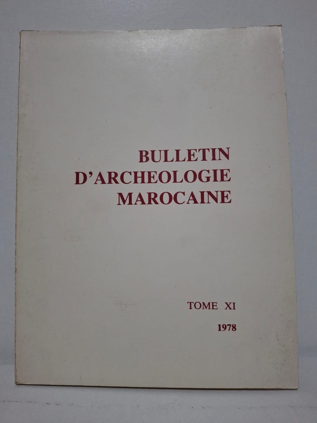 Bulletin d’Archéologie Marocaine – Tome XI Ce onzième volume du Bulletin d’Archéologie Marocaine réunit des études inédites sur les découvertes archéologiques réalisées dans différentes régions du Maroc. Les articles abordent les périodes préhistoriques, antiques et médiévales à travers l’analyse de sites, monuments et objets mis au jour. L’ouvrage présente également les résultats de fouilles, les méthodes de recherche employées et leur interprétation historique. Il constitue une ressource essentielle pour les chercheurs, historiens et passionnés du patrimoine culturel marocain.