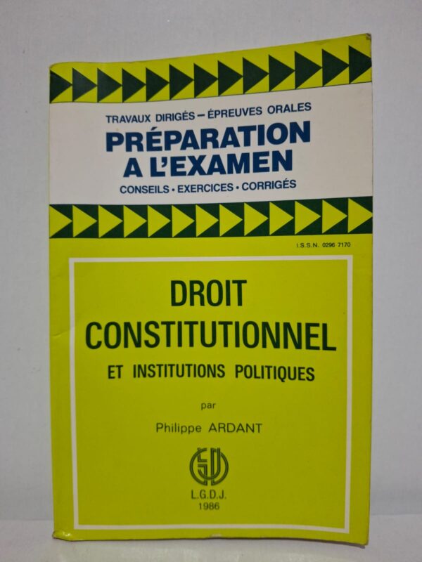 Cet ouvrage propose une synthèse claire des principes fondamentaux du droit constitutionnel et du fonctionnement des institutions politiques. Il est conçu pour aider les étudiants à préparer efficacement les épreuves écrites et orales grâce à des conseils pratiques, des exercices et leurs corrigés. L’auteur présente les notions essentielles relatives à l’organisation de l’État, aux régimes politiques et aux pouvoirs publics. Ce manuel constitue un outil pédagogique précieux pour les étudiants en droit et en sciences politiques souhaitant réussir leurs examens.